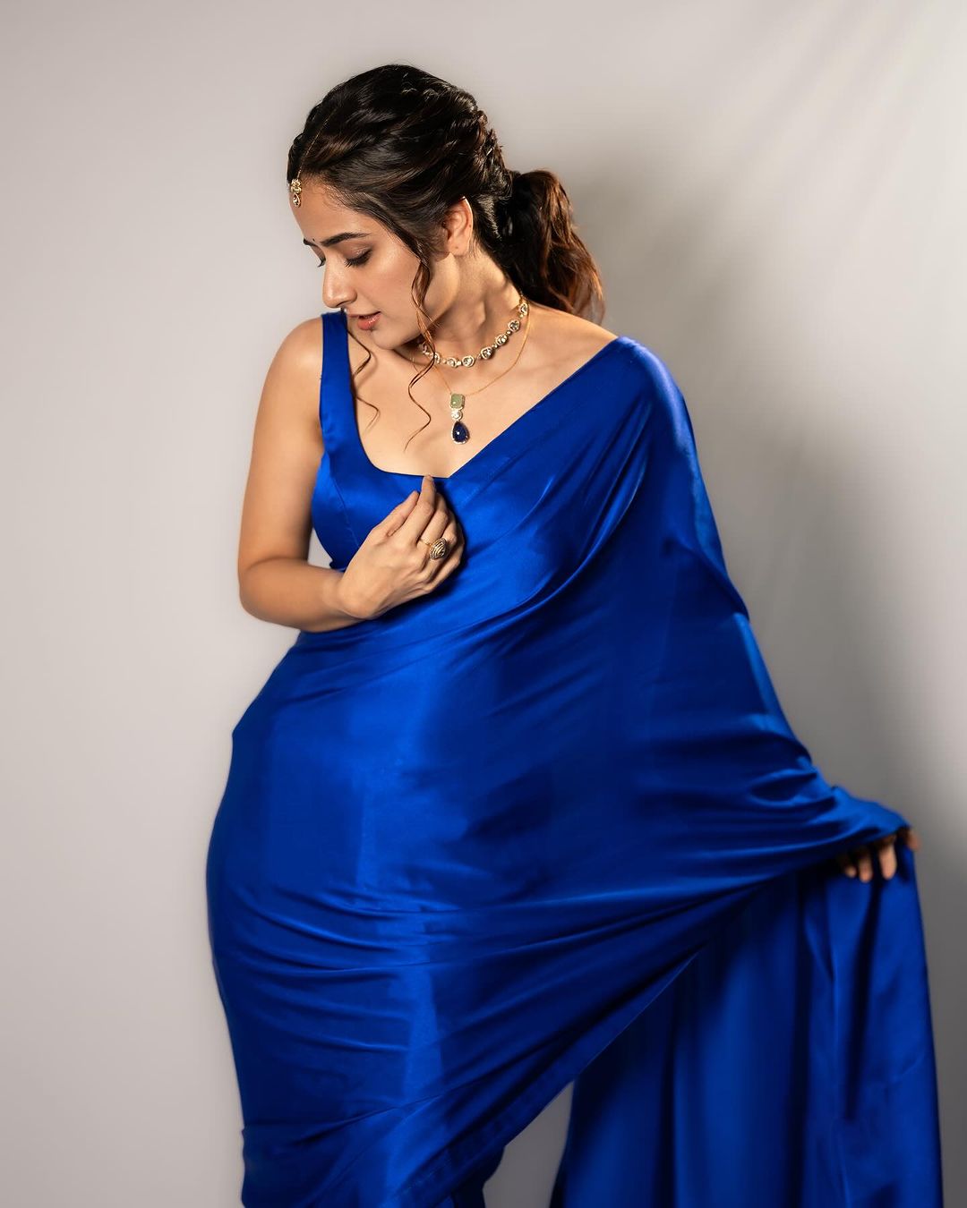 TOLLYWOOD ACTRESS ASHIKA RANGANATH IN SLEEVELESS BLUE SAREE 3